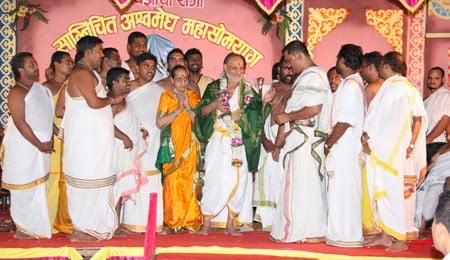 Felicitation of H. H. Nana Kale Guruji and his wife Sou. Vaijayanti Kale by his disciples !