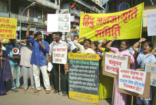 HJS members protest TOI outside Dadar station