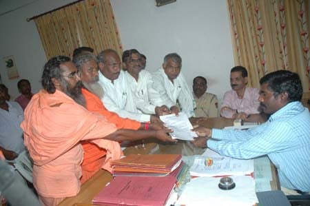 Devout Hindus submitting representation to collector Shri. Gavande