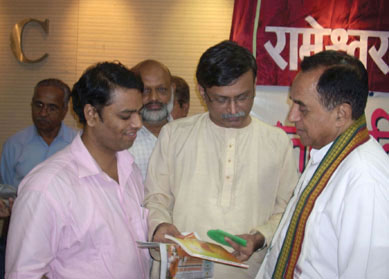 HJS member presenting Granth to Dr. Subramanyam Swami