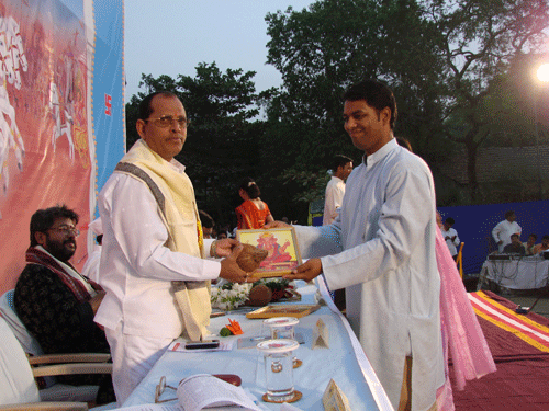 Shri. Ramesh Shinde, HJS (right) felicitating Shri. Sharad Gambhirrao, Shivsena chief of Dombivali