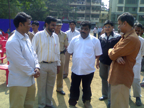 Corporator Shri. Ravindra Chavhan in the center, Dr. Samant (on exteme right), Shri. Shinde (first f