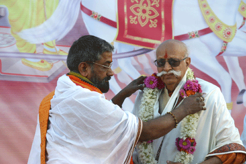 Felicitation of Shri. Jaywantrao Baji-Mohite by H.H. Mohanbuva Ramdasi