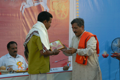 Felicitation of Shri. Kondhare, All India Krushi Goseva Sangha by Pujya Afhale
