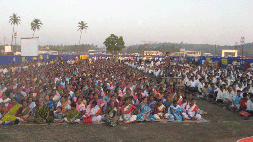 The huge audience of devout Hindus (photo 1)