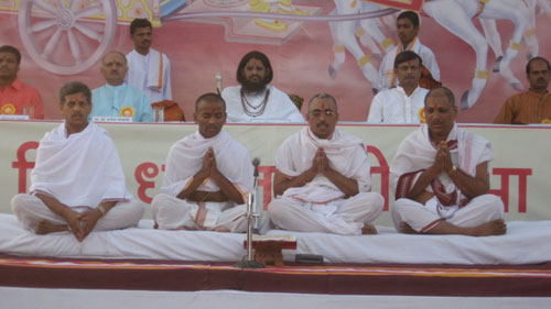 Recitation of Vedic Mantras by the Bramhavrunda’s marked the commencement of DharmaJagruti Sabha