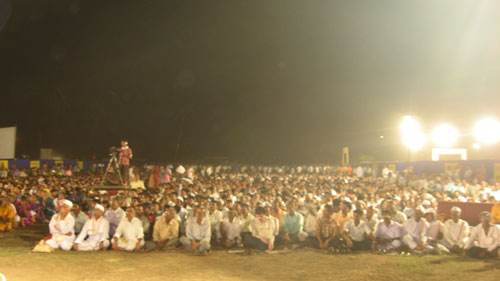 The huge audience of devout Hindus (photo 2)