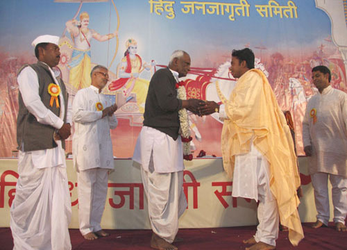 Felicitation of Pandit Dharmaveer Arya by Sadguru Bal Maharaj