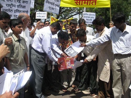 Hindus burning copies of NCERT books which distort Bharat’s History