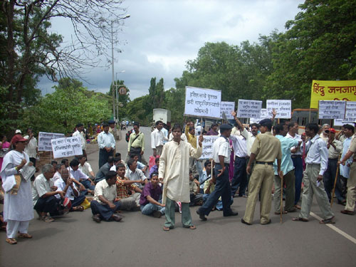 Protestors block the road toward Vidhanbhavan
