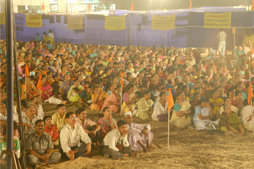 Hindu Dharmabhimanis  curiously listening lectures of speakers