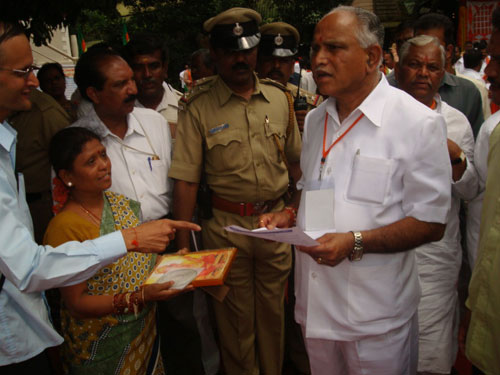 Smt. Sarala Muniraju explaining about Ganesh Festival to CM of Karnataka Shri. Yediyurappa