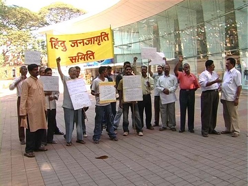 HJS activists protestinf against 'Slumdog Millionarie'