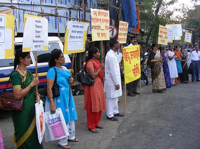 HJS Members protesting outside Dadar station in Mumbai