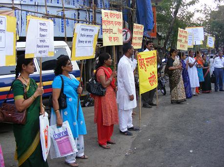 HJS Members protesting outside Dadar station in Mumbai