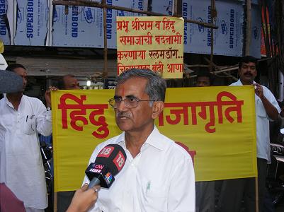 HJS Member briefing to Press reporter about protest