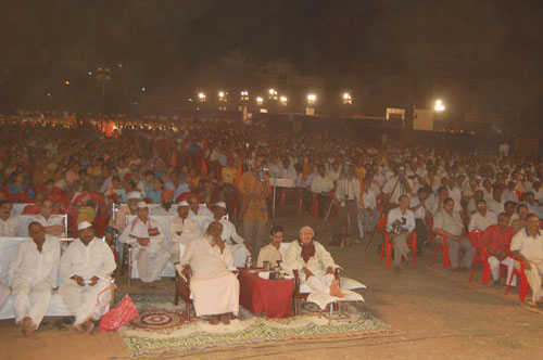 A Huge crowd of Hindus at sabha.