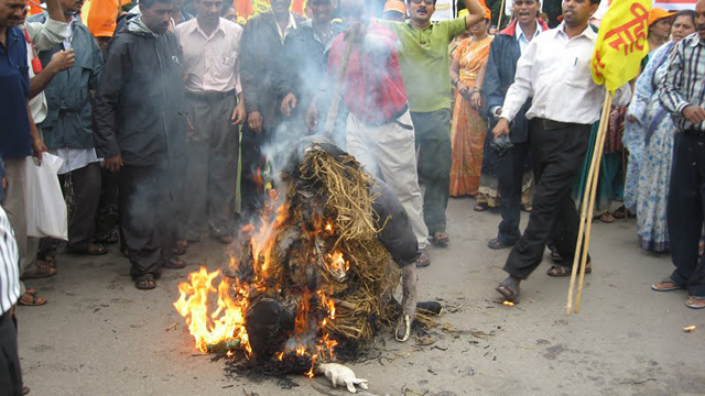 Agitators burning the symbolic statue of the Goa government