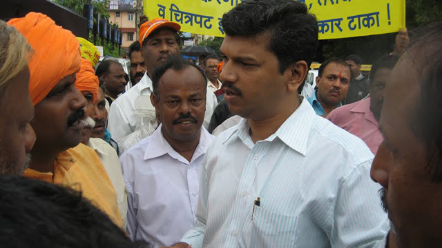 The agitators were restrained to go through new Mandovi bridge by Govt. official