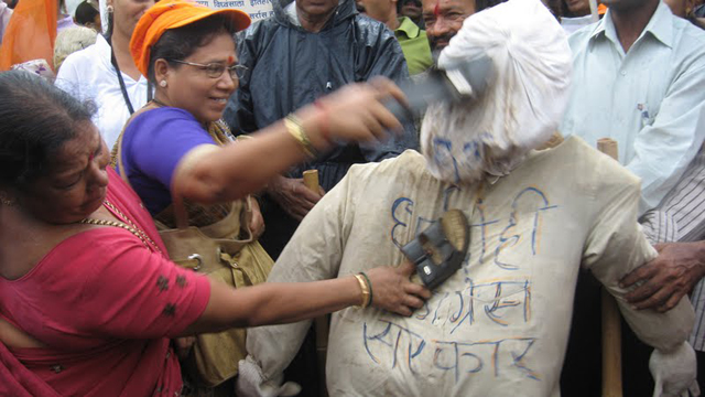 The agitators beating symbolic statue of the Goa Government