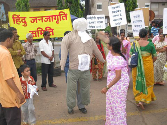 Hindu woemn beating symbolic statue of Anti-Hindu artist Dr. Subodh Kerkar
