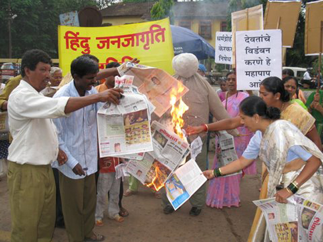Burning of issues of 'Daily Lokmat' for supporting Anti-Hindu Artist Dr. Kerkar
