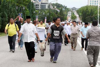 Muslims making their way to the Selangor secretariat building after their prayers