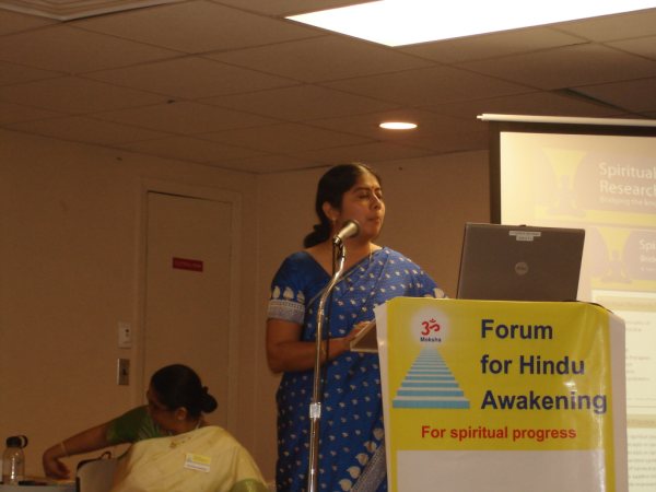 Mrs. Shilpa Kudtarkar of SSRF giving speech in Dharmasabha