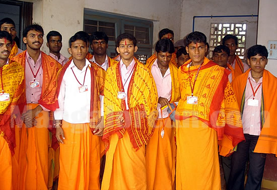 Bhatkal government college student protesting in saffron dress