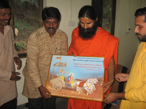 Mr. Jayesh Thali of HJS presenting picture of Krishna and Arjun to Pujya Ramdevbaba