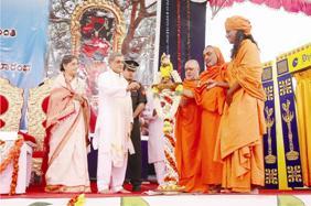 Present Union Minister S.M KRISHNA with Swami Nityananda