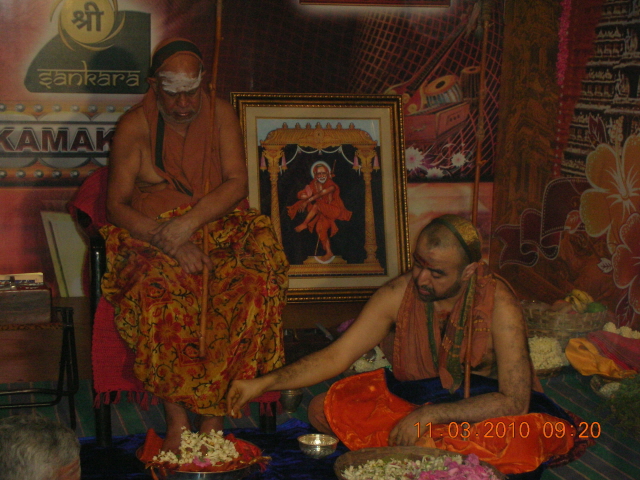 Swami Vijendra performing Padya Puja of Shankaracharya Swami Jayendra Saraswati