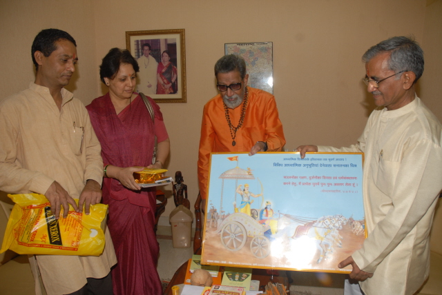 Mr. Vatkar, co-ordinator of HJS presenting picture of Krushna & Arjun to Mr. Balasaheb Thackeray