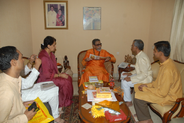 Shiv Sena chief Balasaheb Thackeray with HJS delegation members