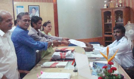 Devout Hindus submitting memorandum to District Collector regarding James Laine issue