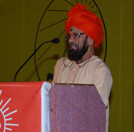 Sinnarkar Maharaj addressing to devout Hindus in Hindu Unification Meet
