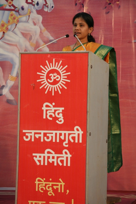 Mrs. Aparna Kamankar addressing to devout Hindus present for the Sabha