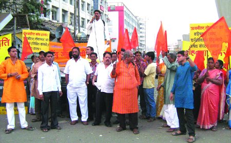 Panvel: Devout Hindus protesting against IBN-Lokmat and Nikhil Wagle