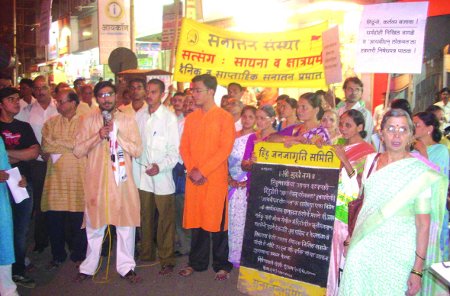 Dombivali: Devout Hindus agitating against Anti-Hindu Nikhil Wagle and IBN-Lokmat
