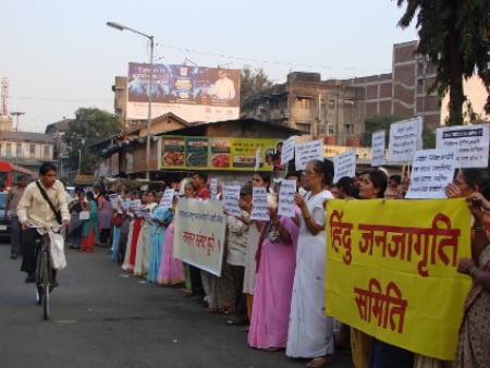 Pune: Devout Hindus agitating against Anti-Hindu IBN-Lokmat and Nikhil Wagle