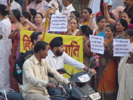 Pune: Enraged Hindus raising slogans against Anti-Hindu Nikhil Wagle & IBN-Lokmat
