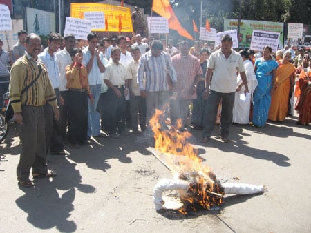 Belgaum: Effigy of Anti-Hindu Nikhil Wagle was burnt by devout Hindus