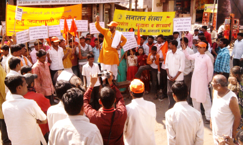 Devout Hindus protesting against Anti-Hindu Nikhil Wagle and IBN-Lokmat
