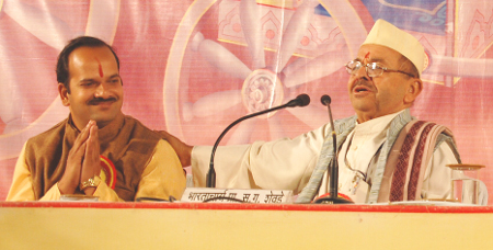 Bharatacharya S. G. Shevade praising Mr. Abhay Vartak, Sanatan Sanstha