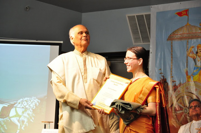 Dr. Doobay awarding the Vishwa Hindu Ratna award to Ms. Kristen Mandziuk of SSRF