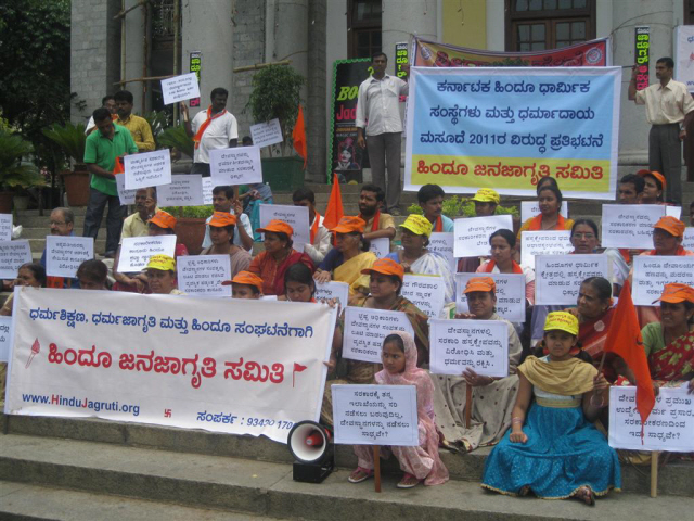 HJS members and devout Hindus protesting against 'Karnataka Temple Takeover Bill'