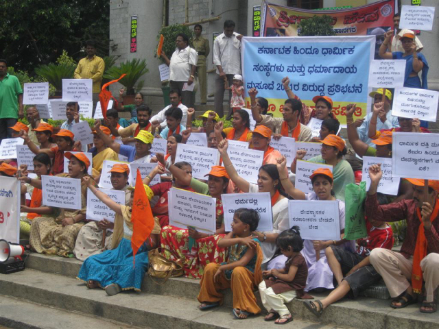 HJS members and devout Hindus raising slogans against 'Karnataka Temple Takeover Bill'