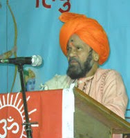   Haribhaktaparayan Srikrushna Maharaj Sinnarkar while addressing the audience