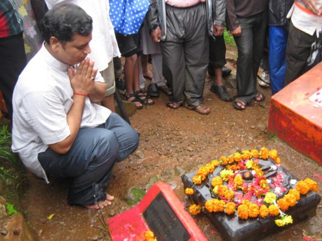 Mr. Ramesh Shinde paying homage to martyrs at Pavankhind