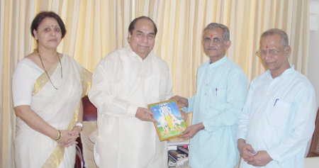 HJS members giving Shri Datta's photo-frame to Dr. D. Y. Patil